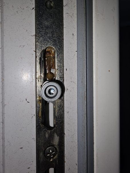 das falsche Schmiermittel Verharzter Fensterbeschlag durch falsche Schmierung