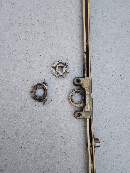 irreparabeler Fensterbeschlag, Schloss ist zerbrochen durch zu hohen Kraftaufwand Defekter Fensterbeschlag mit verschlissenem Getriebe