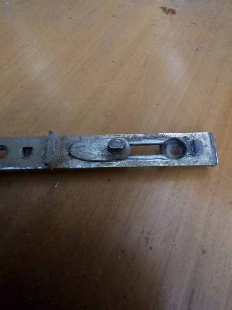 keine Wartung, daher hat sich die Mechanik stark abgenutzt Abgenutztes Schließzapfen verursacht Probleme beim Schließen